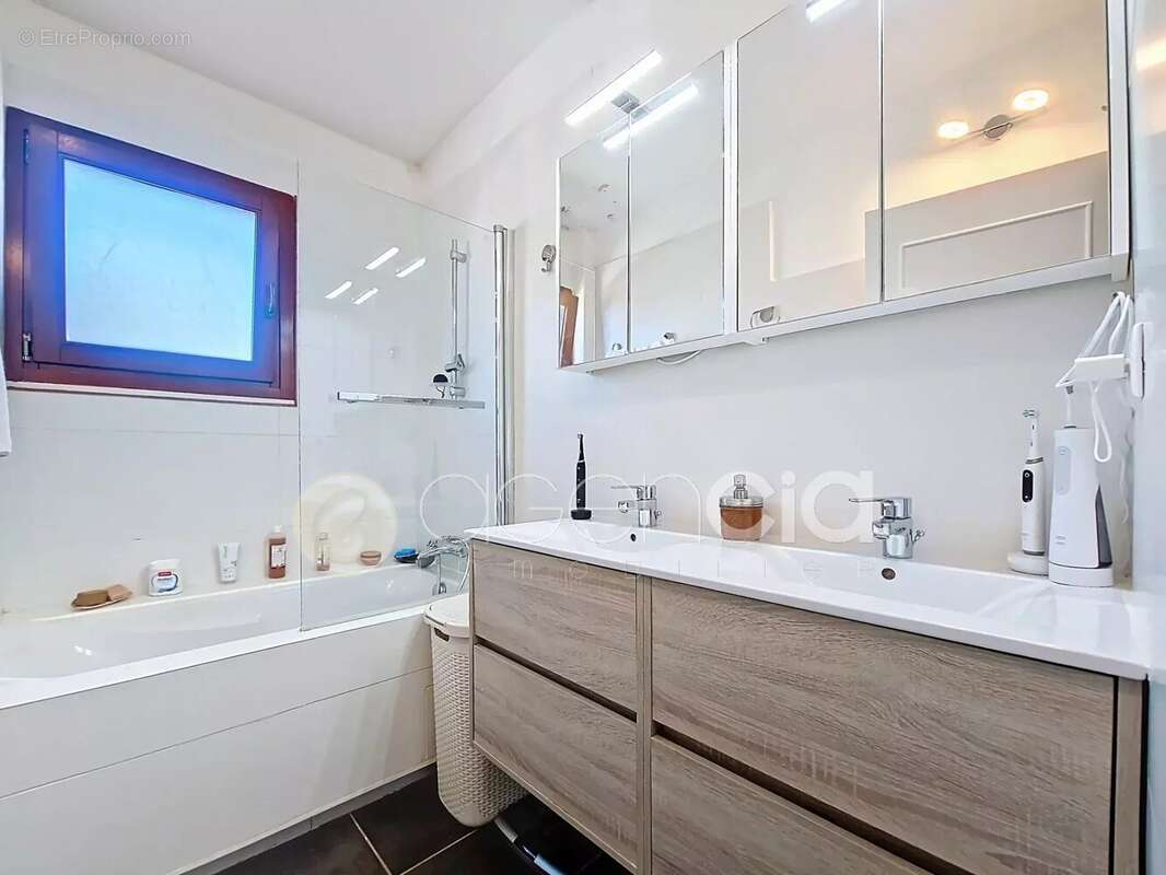 Au  dernier étage d un petit immeuble ! Bel appartement au Cannet quartier Europe  proche  commodités - photo 11