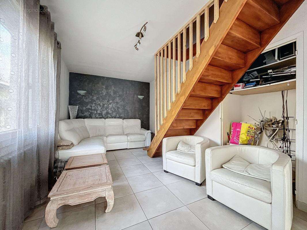 Maison à SAINT-JEAN-DE-MUZOLS