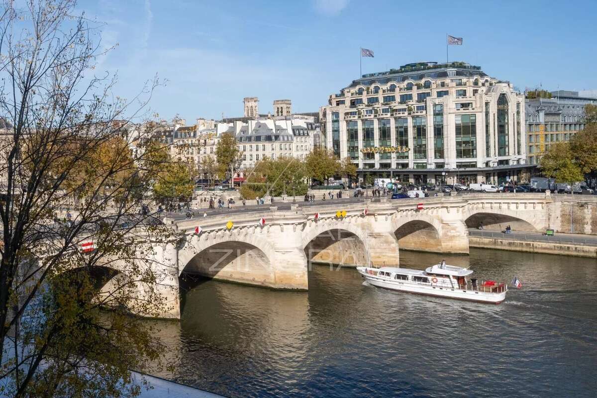 Appartement à PARIS-1E