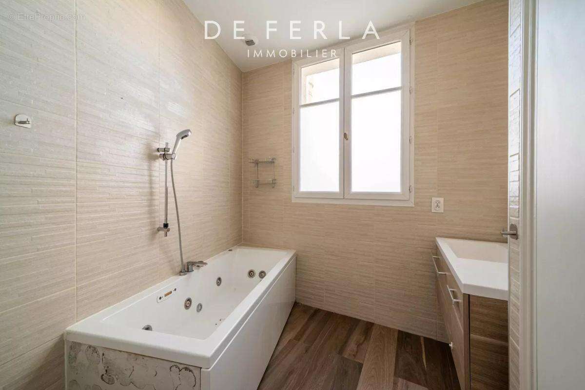 Appartement à NEUILLY-SUR-SEINE