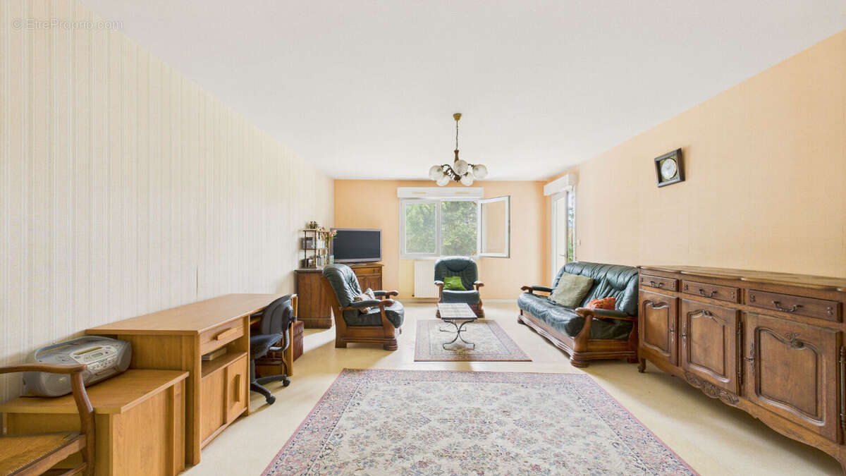 Cambo-les-Bains - Grand T2 de 64 m² avec terrasse, ascenseur et parking - photo 3