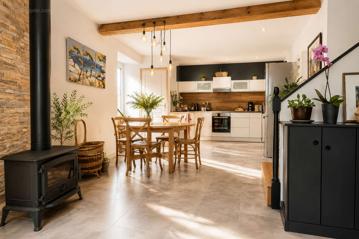 Maison de village du 16eme siècle, 6 pièces d'environ155m2 avec terrasse. - photo 2