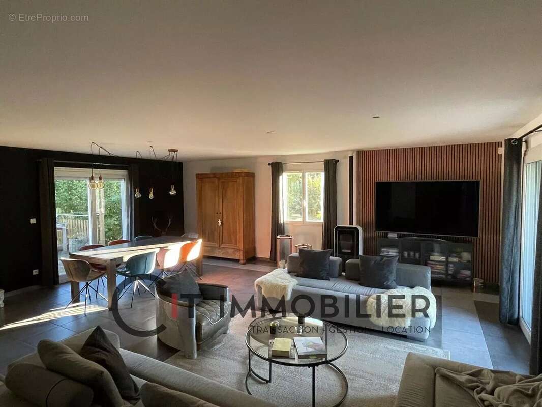 Maison à LA CHAPELLE-DE-LA-TOUR