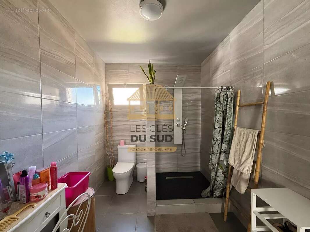 A vendre- maison de type t5 de 106 m² environ - saint philippe - 247 000 € - photo 6