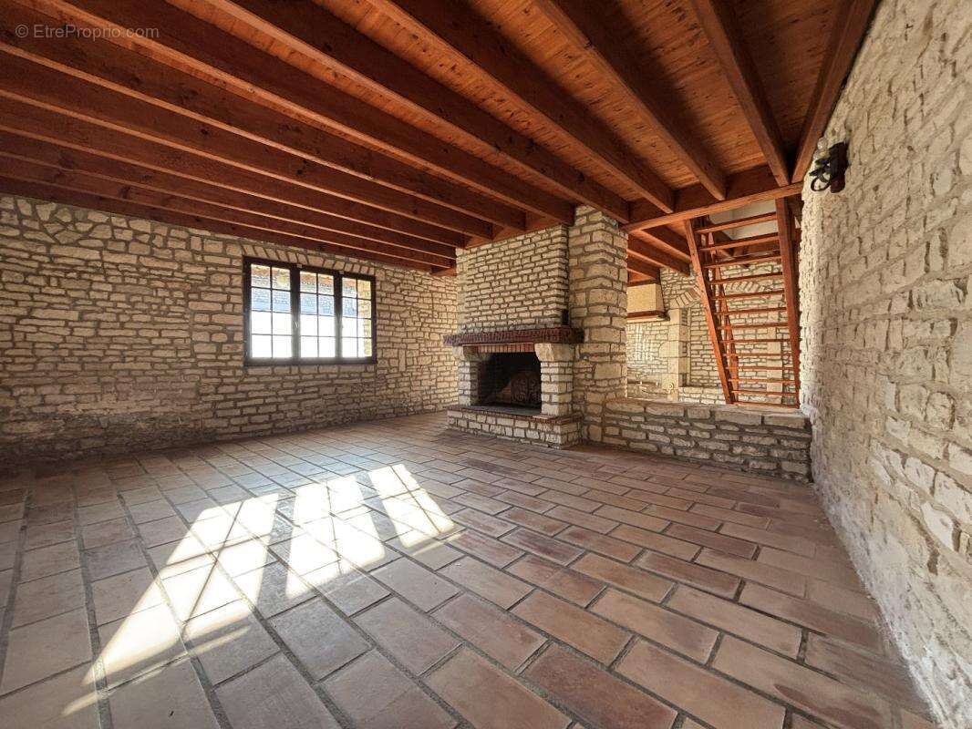 Maison à AIGRE