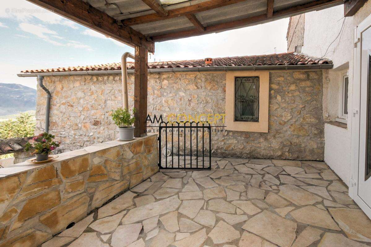 Maison à CHATEAUNEUF-VILLEVIEILLE