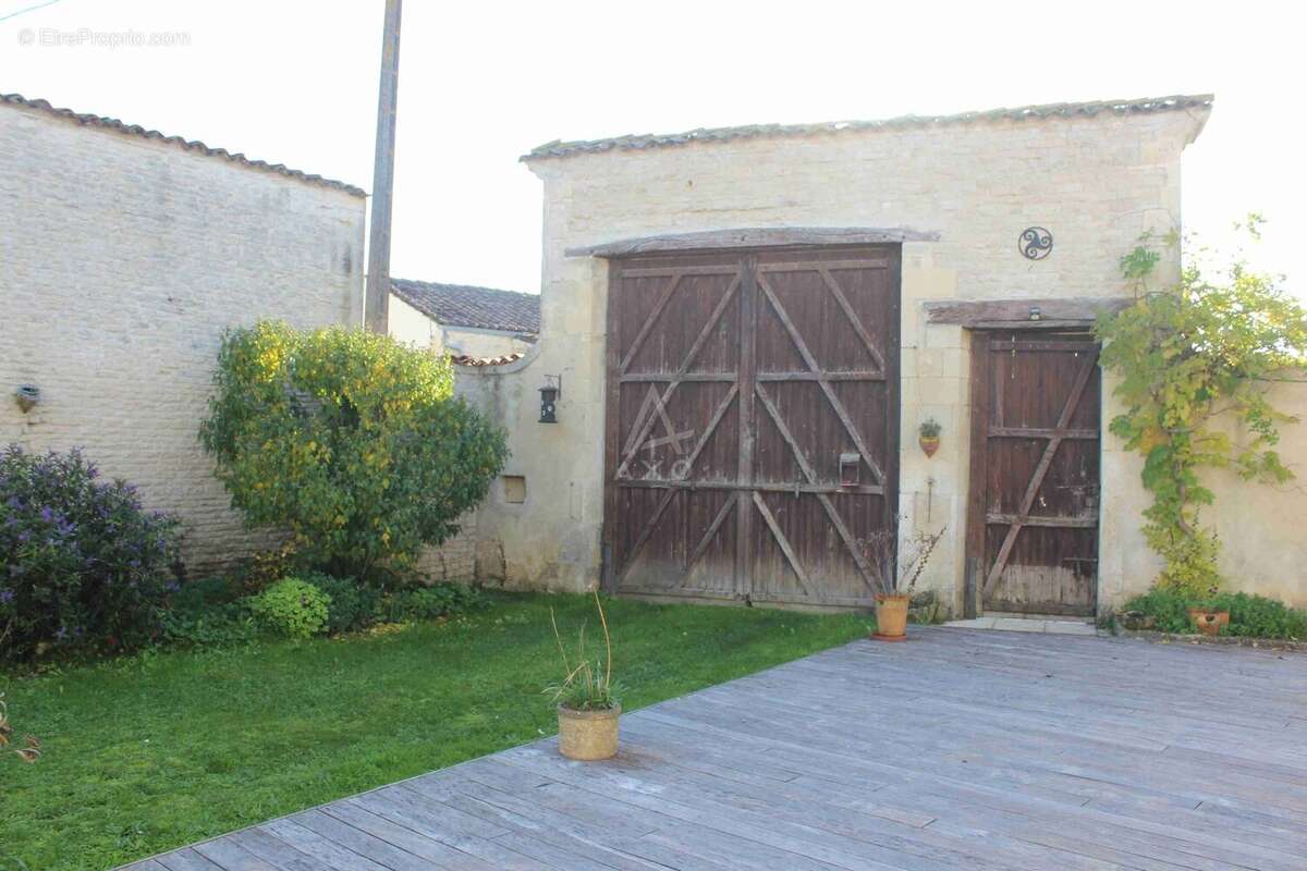 A 10 mn de Matha, belle et grande maison charentaise avec jardin - photo 2