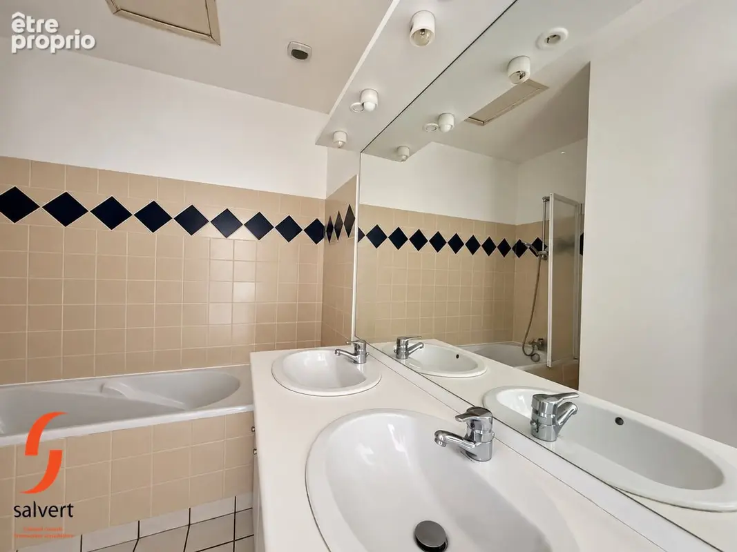 A vendre, Immeuble comprenant 5 appartements et 1 commerce. - photo 7