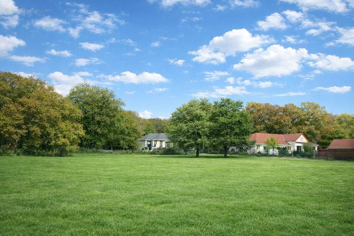 Terrain à FONTAINE-LA-GUYON
