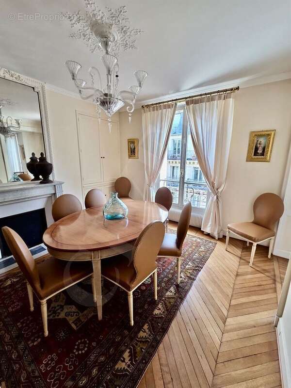 Appartement à PARIS-16E