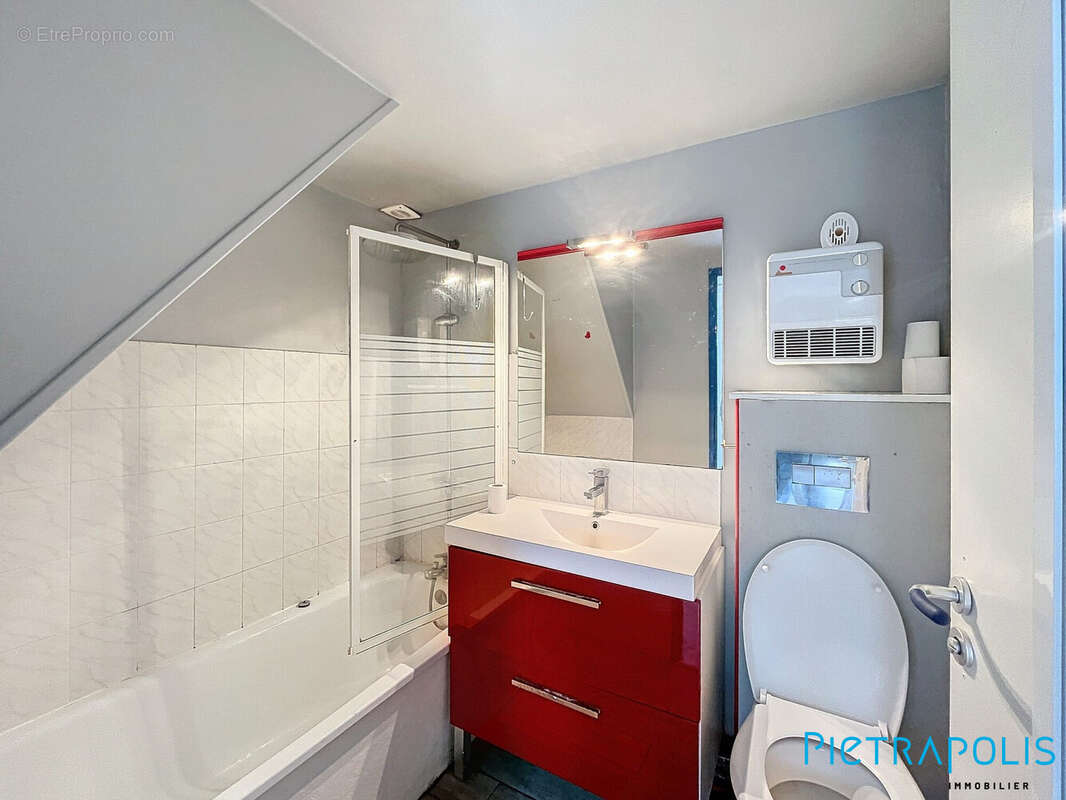 Maison à VIC-LA-GARDIOLE