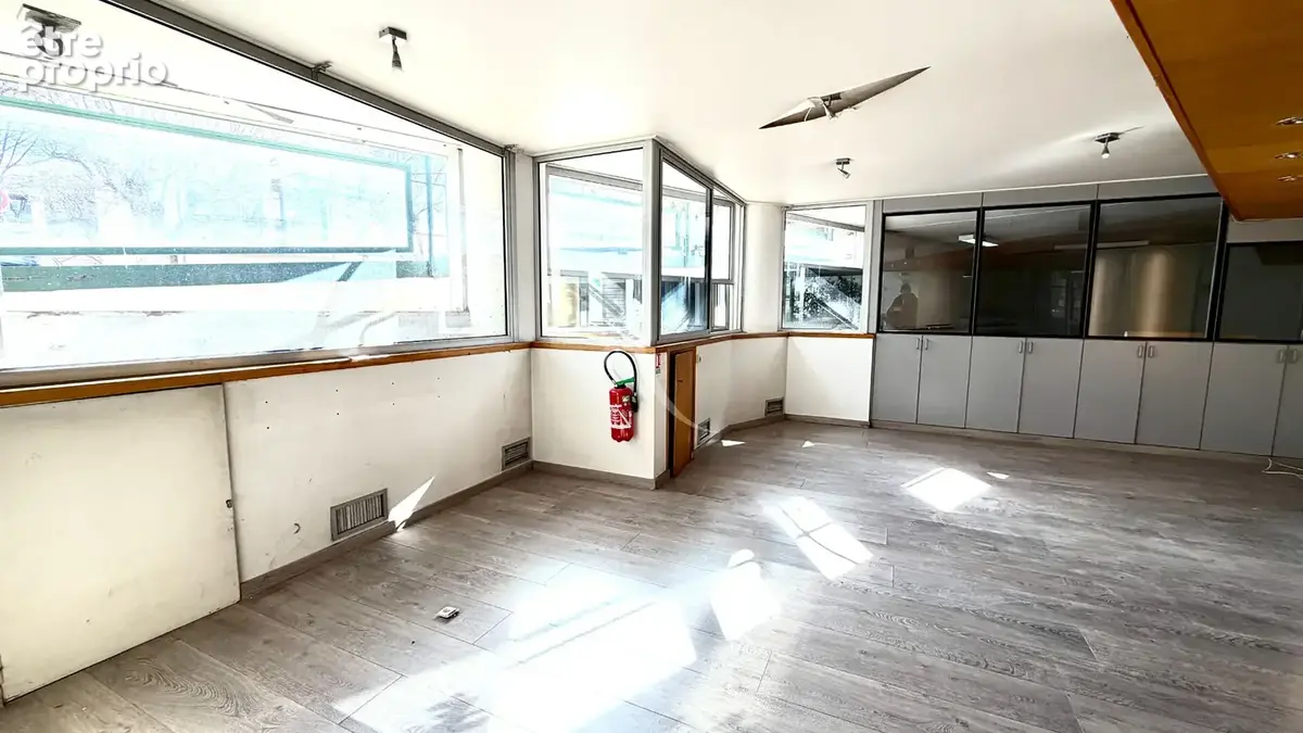 Local commercial de 303.48 m2 avec bureaux vitrines proche centre ville - photo 10