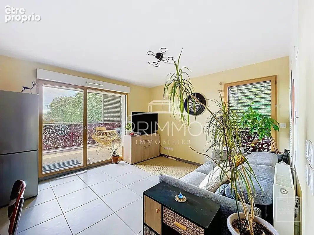 Bron, t2, 45.2m², dernier etage avec terrasset - photo 3