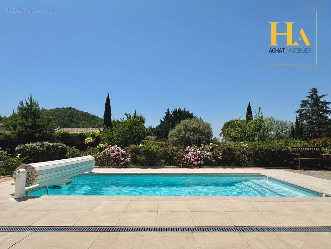 Maison Familiale 130m2, Jardin 1.011m2, 6 pièces, 5 Chambres, Piscine, Garage, Carport - photo 2