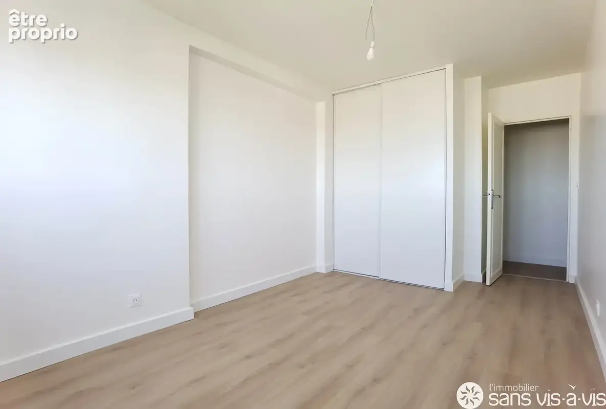 Courbevoie, Quartier Charras - Résidence Les Gémeaux  -  Appartement de 4 pièces de 89m2, refait à neuf et en - photo 10