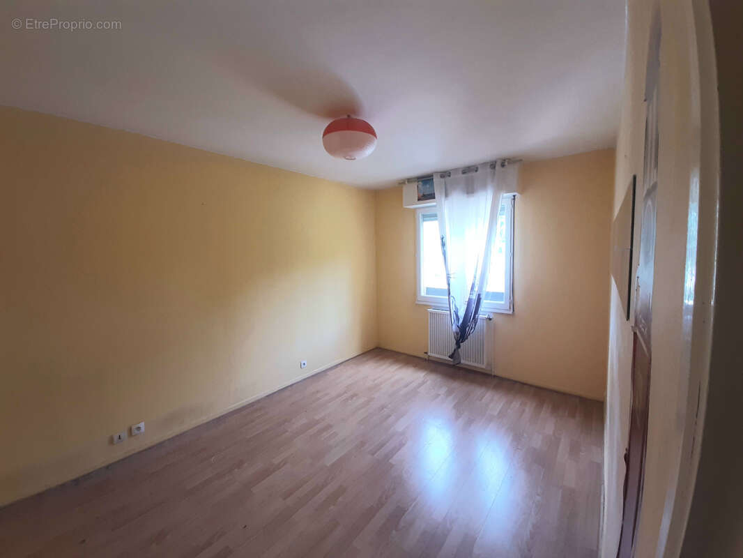 Appartement à SAINT-CLEMENT-DE-RIVIERE