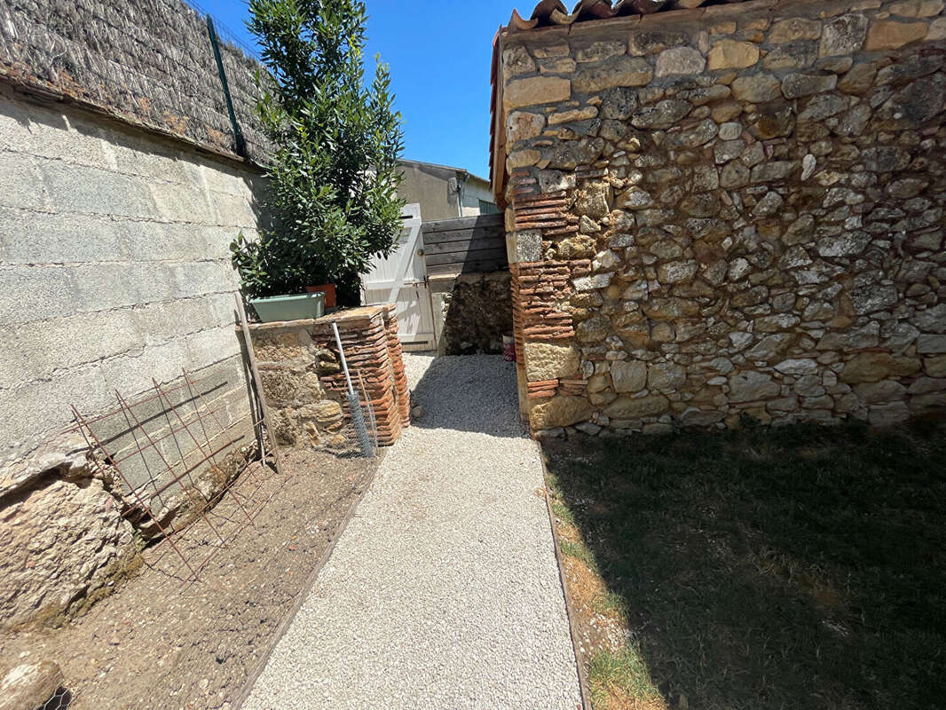 Maison en pierre de caractère + terrasse et jardinet - Penne-d'Agenais - photo 9