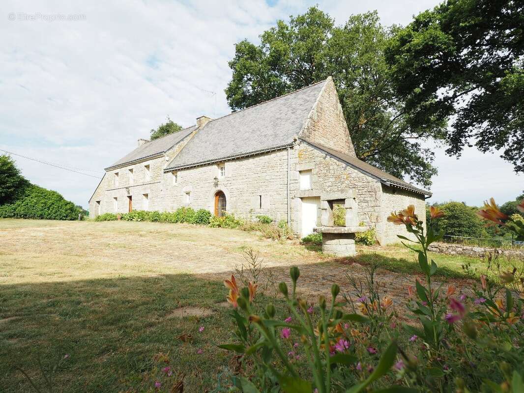 Agréable propriété ancienne en pierres avec dépendance et puits - photo 16