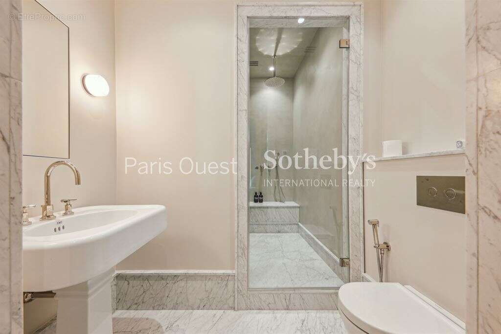 Appartement à PARIS-8E