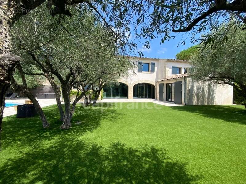À SAINT MAXIMIN (30) Splendide propriété de 280 m², à 5 min d’Uzès proche de toutes commodités, sur un terrain clos et arboré d’ - photo 3