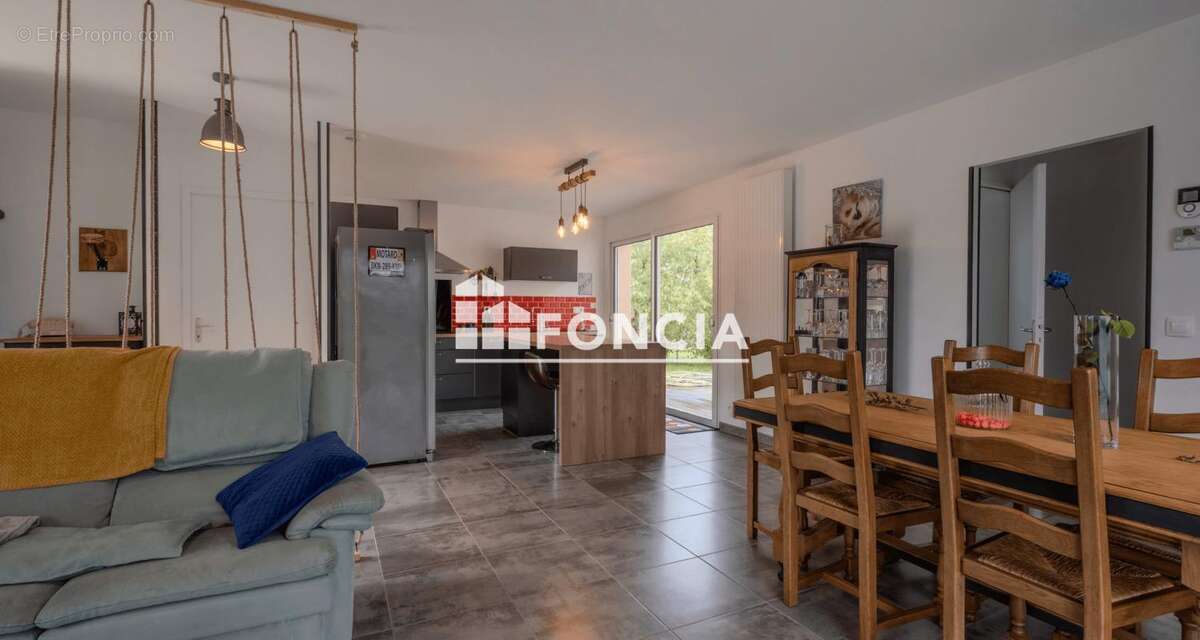 Maison à NUILLE-LE-JALAIS