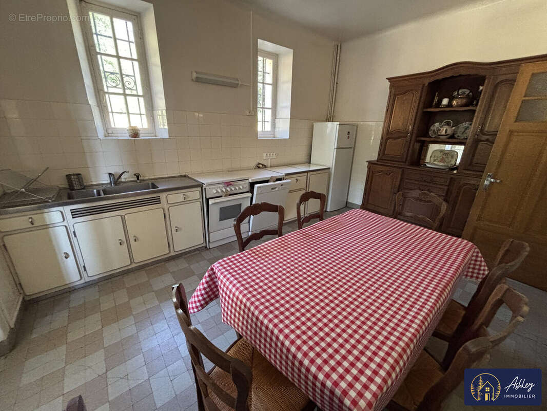 Maison 9 pièces à TRIZAC (Cantal)
