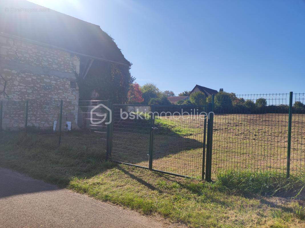  Terrain constructible de 2 514 m² avec grange – Cadre naturel et beau potentiel - photo 1