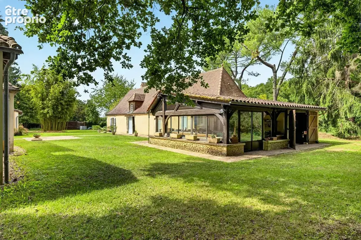 Propriété type longère en pierre, avec piscine, sur un terrain arboré de plus de 15 000 m² - photo 3
