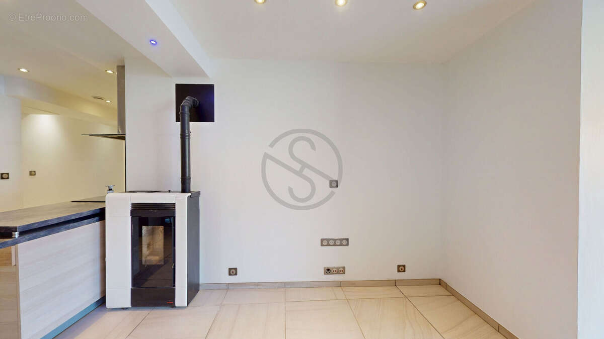 T3 bis - Centre Solaize - Terrasse 50m² ! - photo 4