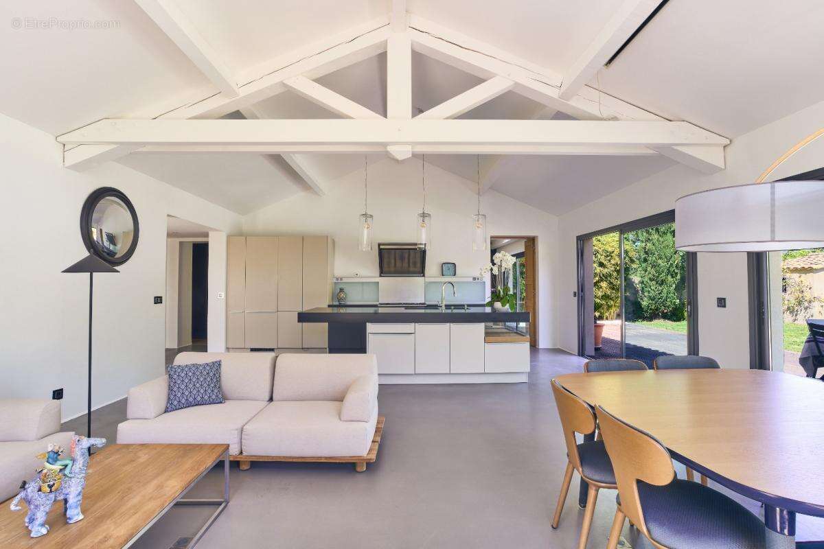 Maison à LE PUY-SAINTE-REPARADE