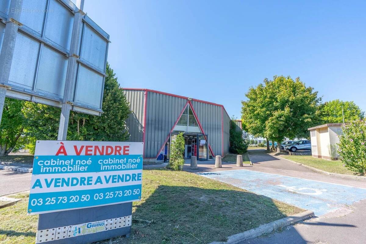 Commerce 960 m² à Sainte-Savine  - photo 1