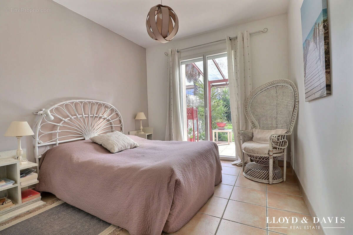 chambre vue jardin - Maison à VILLENEUVE-DE-LA-RAHO