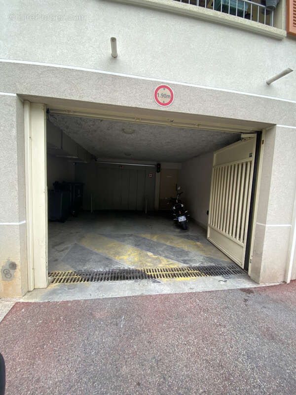 Parking à VALLAURIS