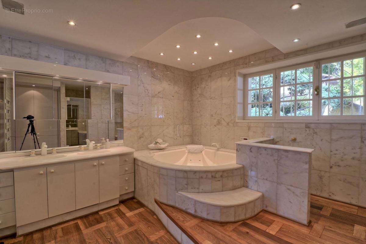 Superbe Maison de Maître avec Piscine et un Sublime Jardin Luxuriant !!! - photo 23