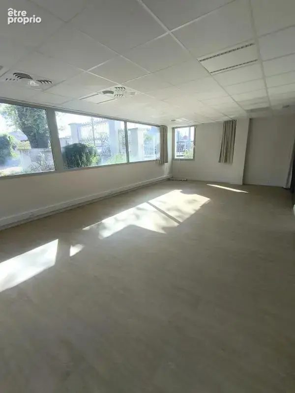 A VENDRE Local commercial - 241m² - BELLEVILLE-EN-BEAUJOLAIS - Face gare - photo 2