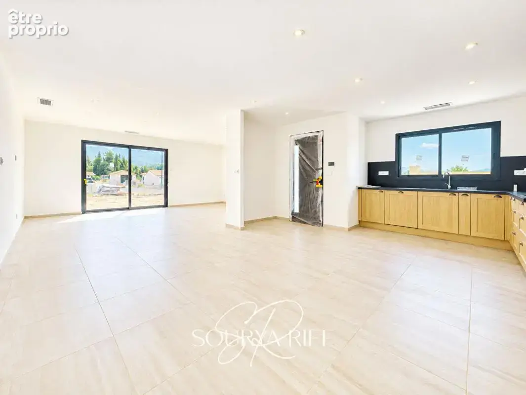 Maison de plain-pied avec climatisation, piscine et garage - photo 4