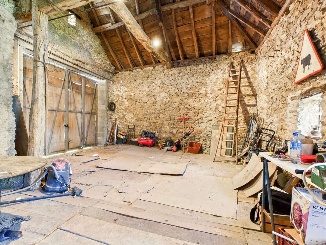 Charmante maison en pierre avec jardin, vue et grand potentiel - photo 11