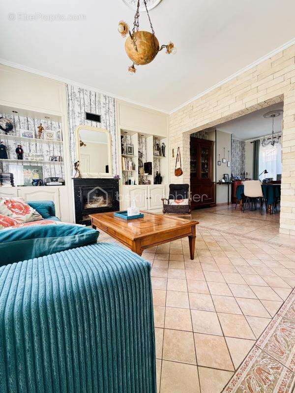 ALBERT – Rue Hoche – Maison familiale de 212 m², 8 chambres, garage, cour sur l’Ancre et vue sur la Basilique - photo 6
