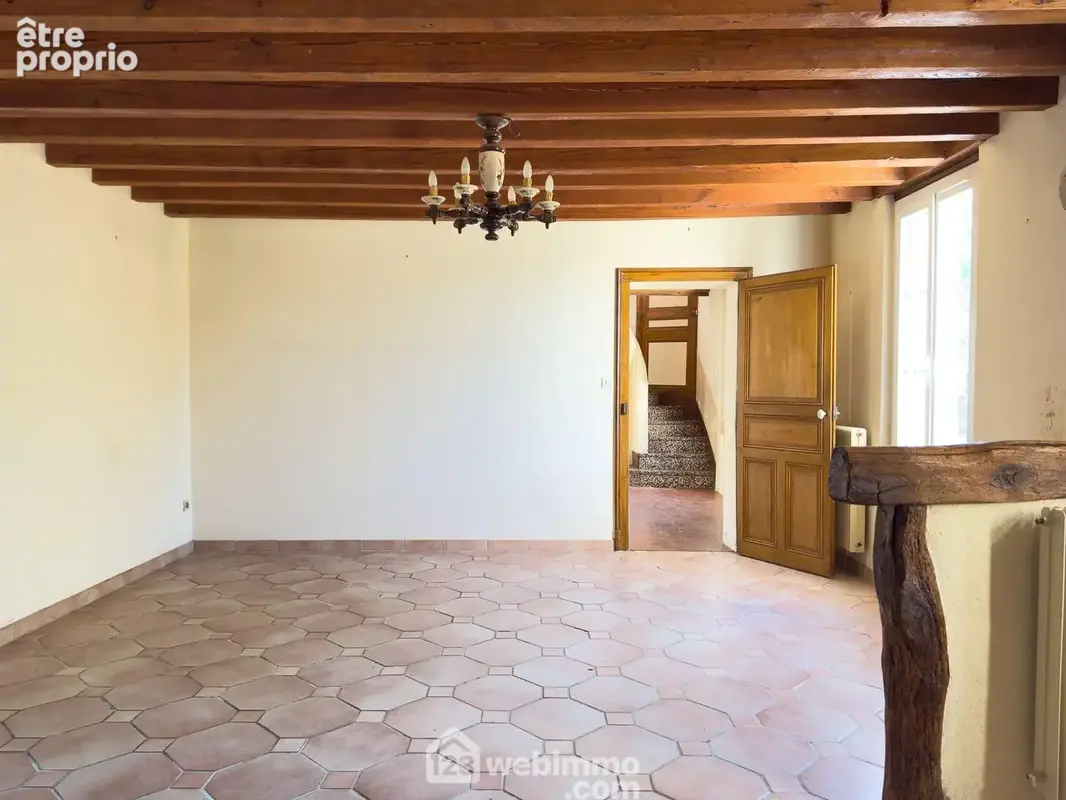 ...avec un salon et un séjour pour un ensemble de 44m² environ.