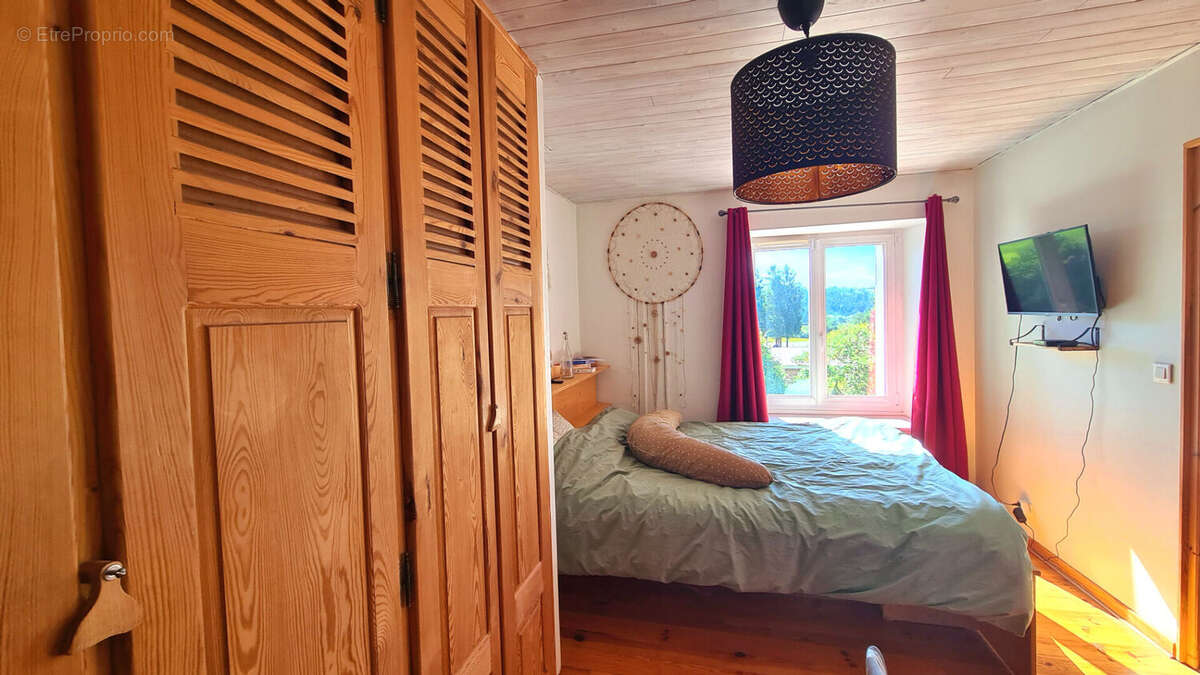 Maison à SAINT-ROMAIN-LACHALM