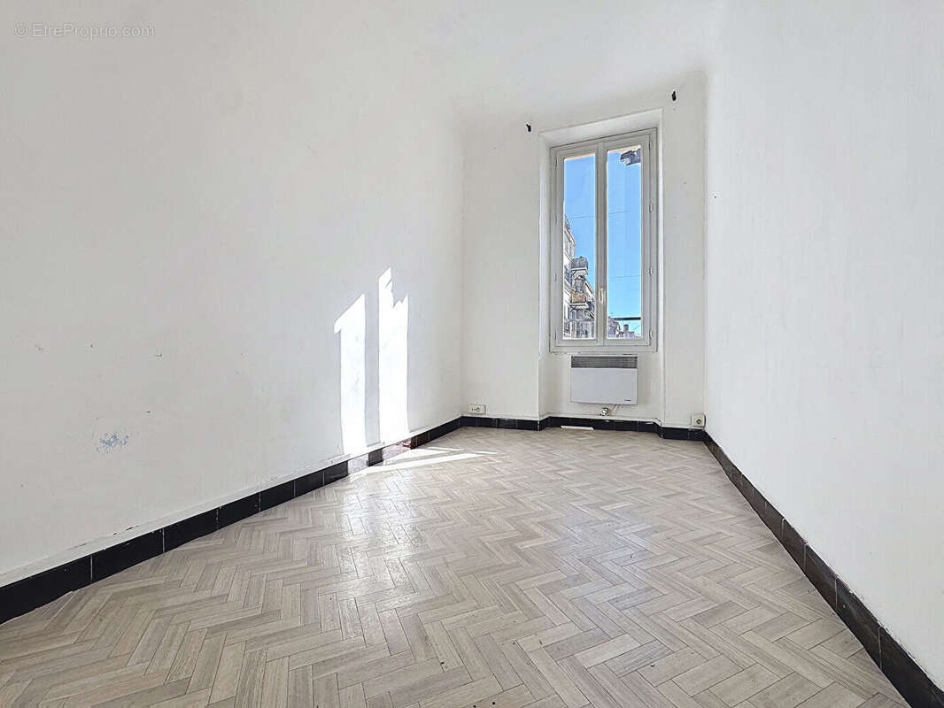 Appartement à MARSEILLE-4E