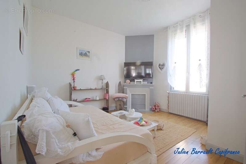 Maison familiale de 148m² avec 5 chambres entièrement rénovée en 2021 sur un terrain clos de 438m² - photo 7