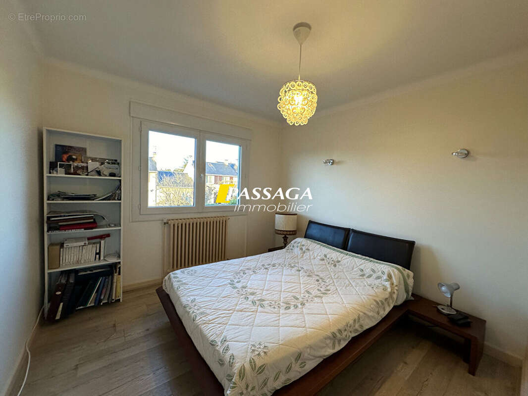 A VENDRE - Maison d'habitation de type 4, garages et terrain - SEBAZAC - photo 10