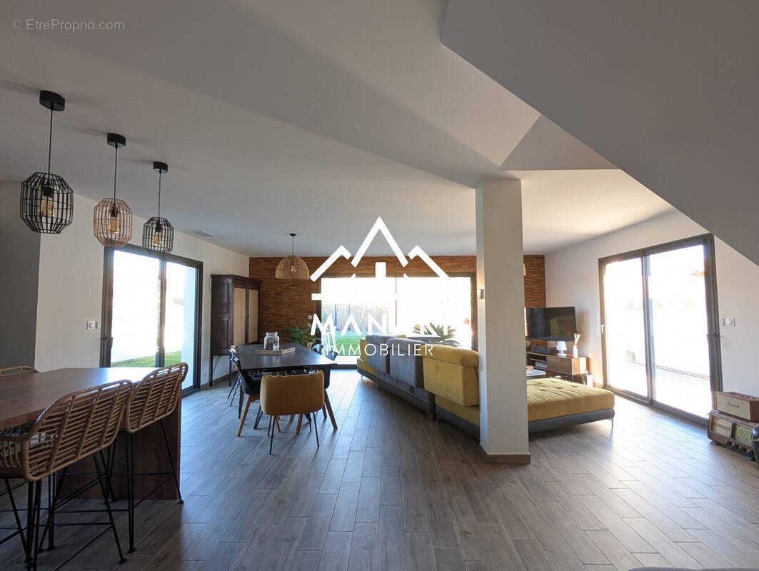 Pièce de vie - Maison à PEZILLA-LA-RIVIERE