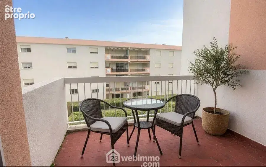 Terrasse aménagée, idéale pour profiter des beaux jours.