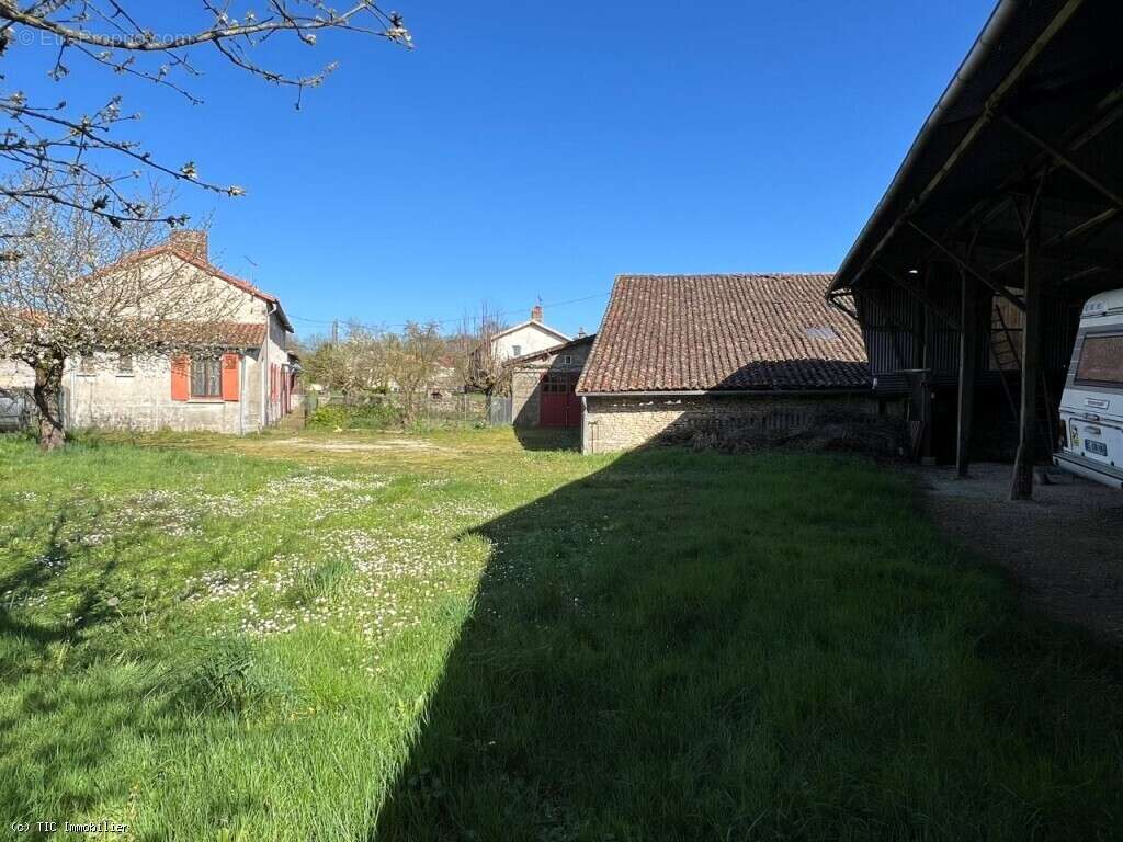 Maison de Campagne avec Dépendances 5 Minutes de Civray - photo 26