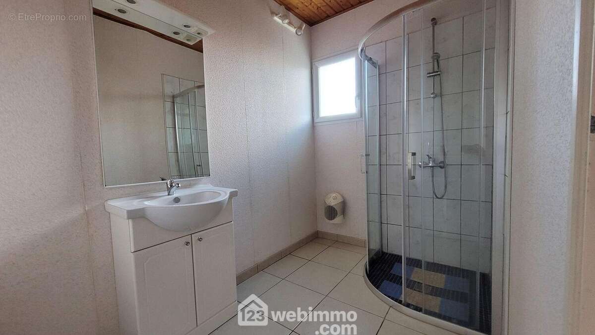 Une salle d'eau et un WC séparé - Maison à LE BERNARD