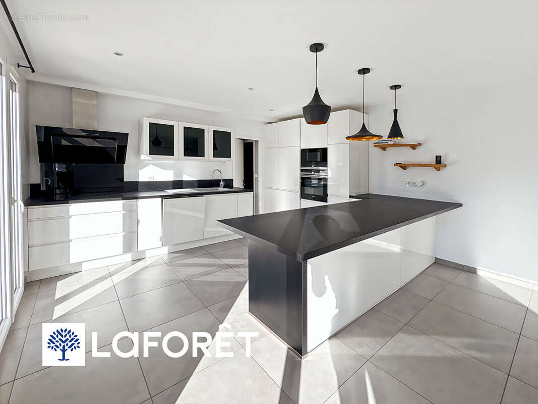 Maison à SAINTE-GENEVIEVE-DES-BOIS