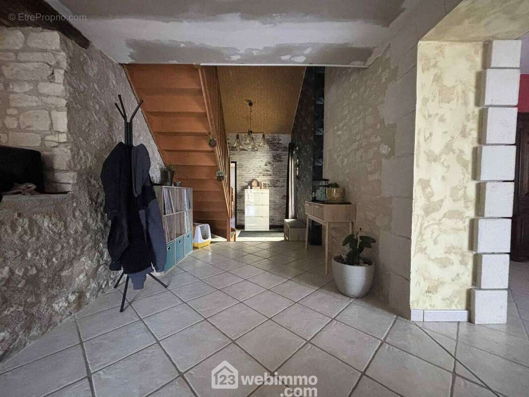 Le dégagement central de 13,7 m2 distribue d&#039;un côté, - Maison à THURE