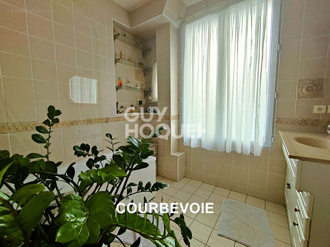 Appartement à COURBEVOIE